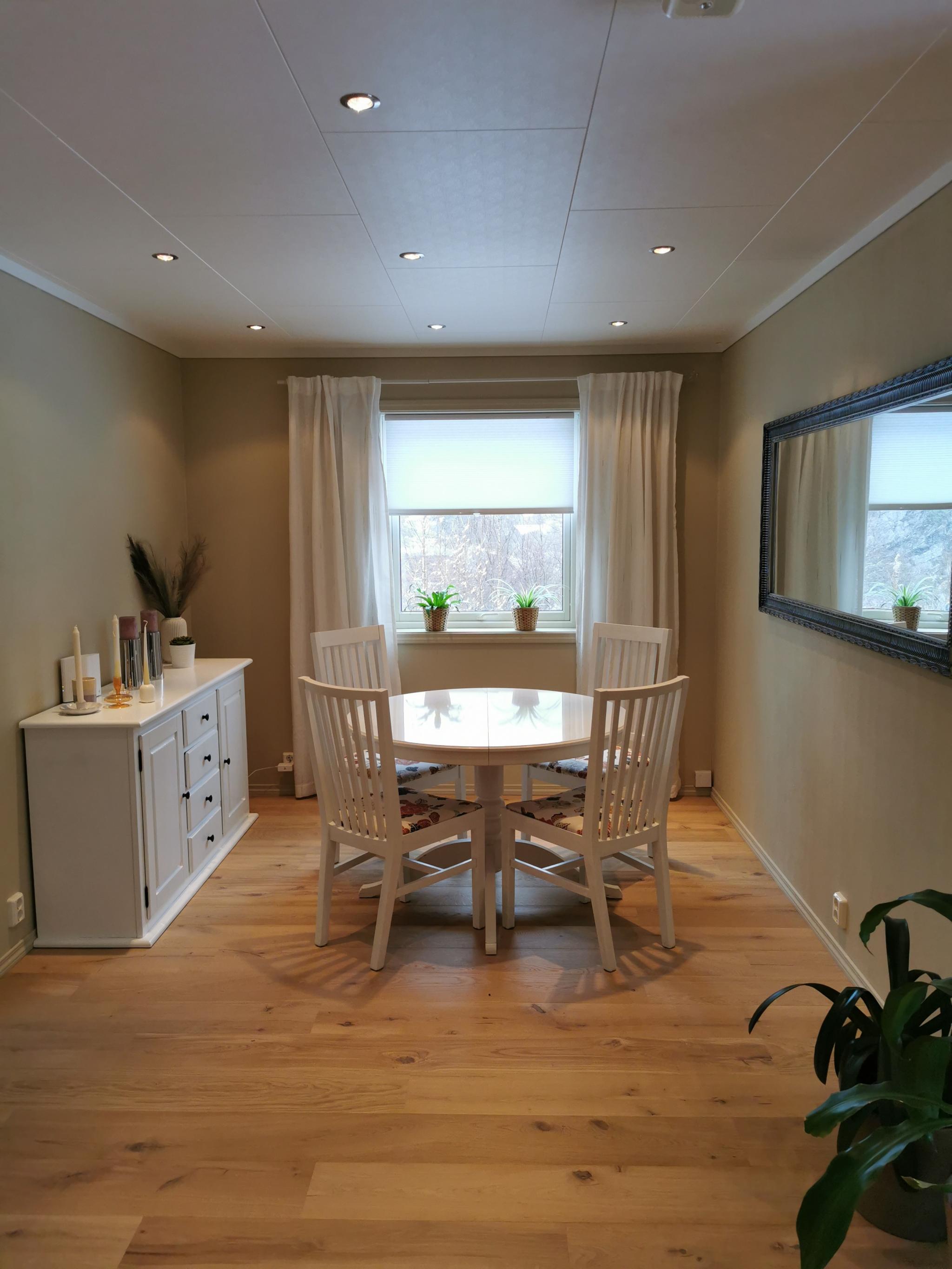 Spiseplass sett fra stue